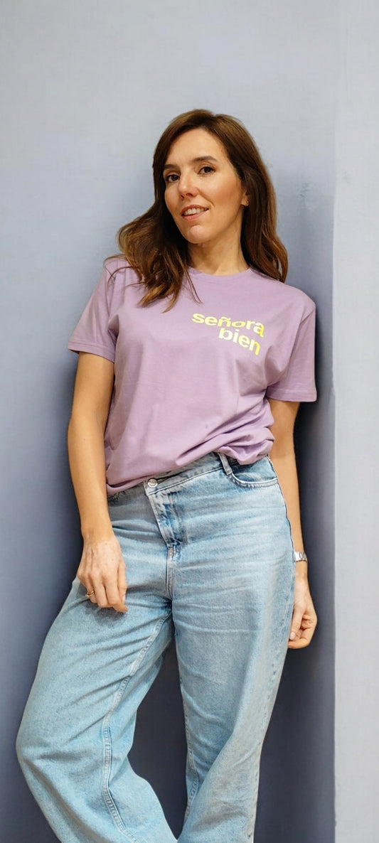 Camiseta Señora Bien con diseño divertido y mensaje original, perfecta para un look desenfadado.